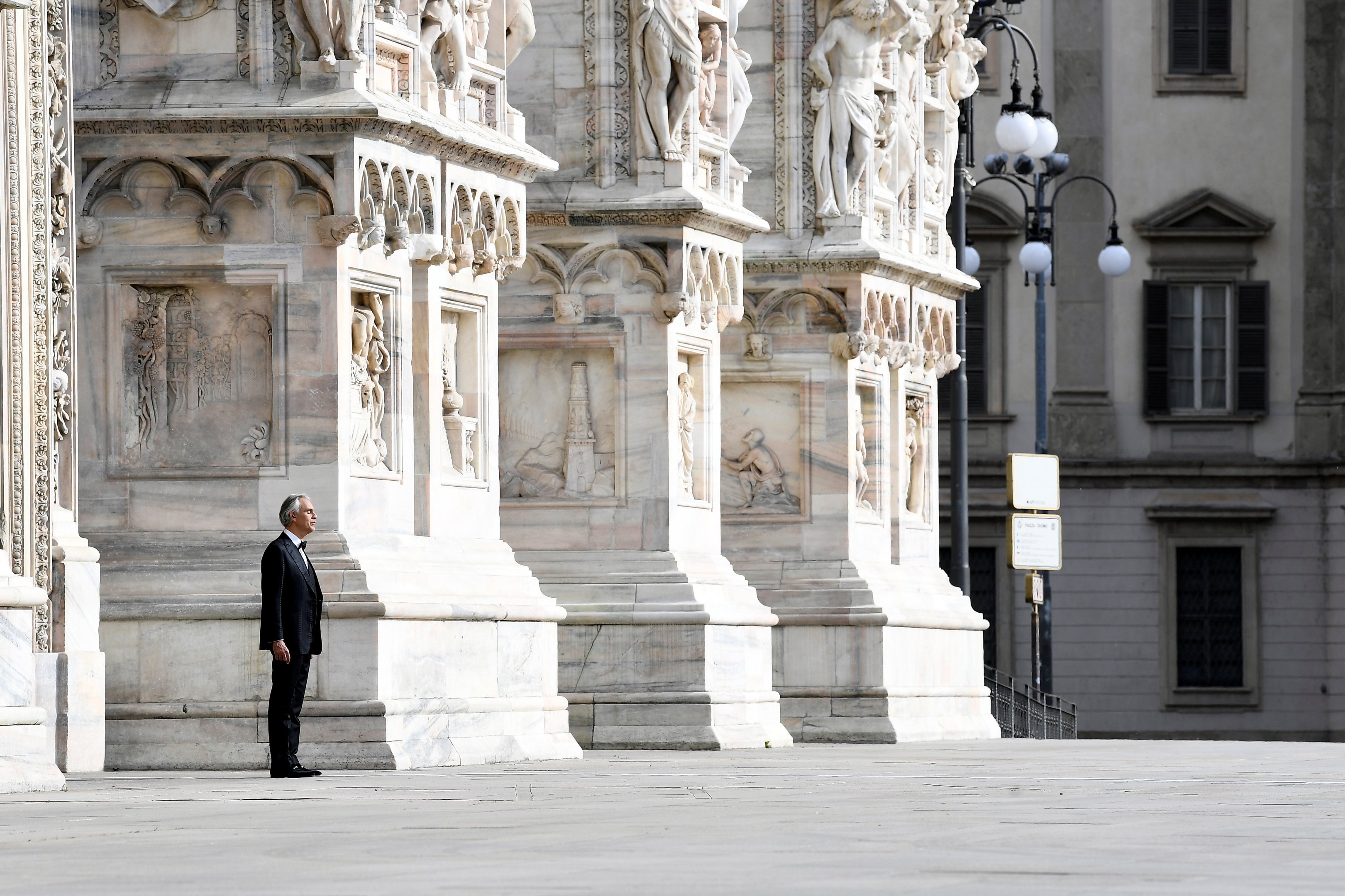 Cantor de pera Andrea Bocelli se prepara para livestream de Páscoa, em frente a catedral de Milão
