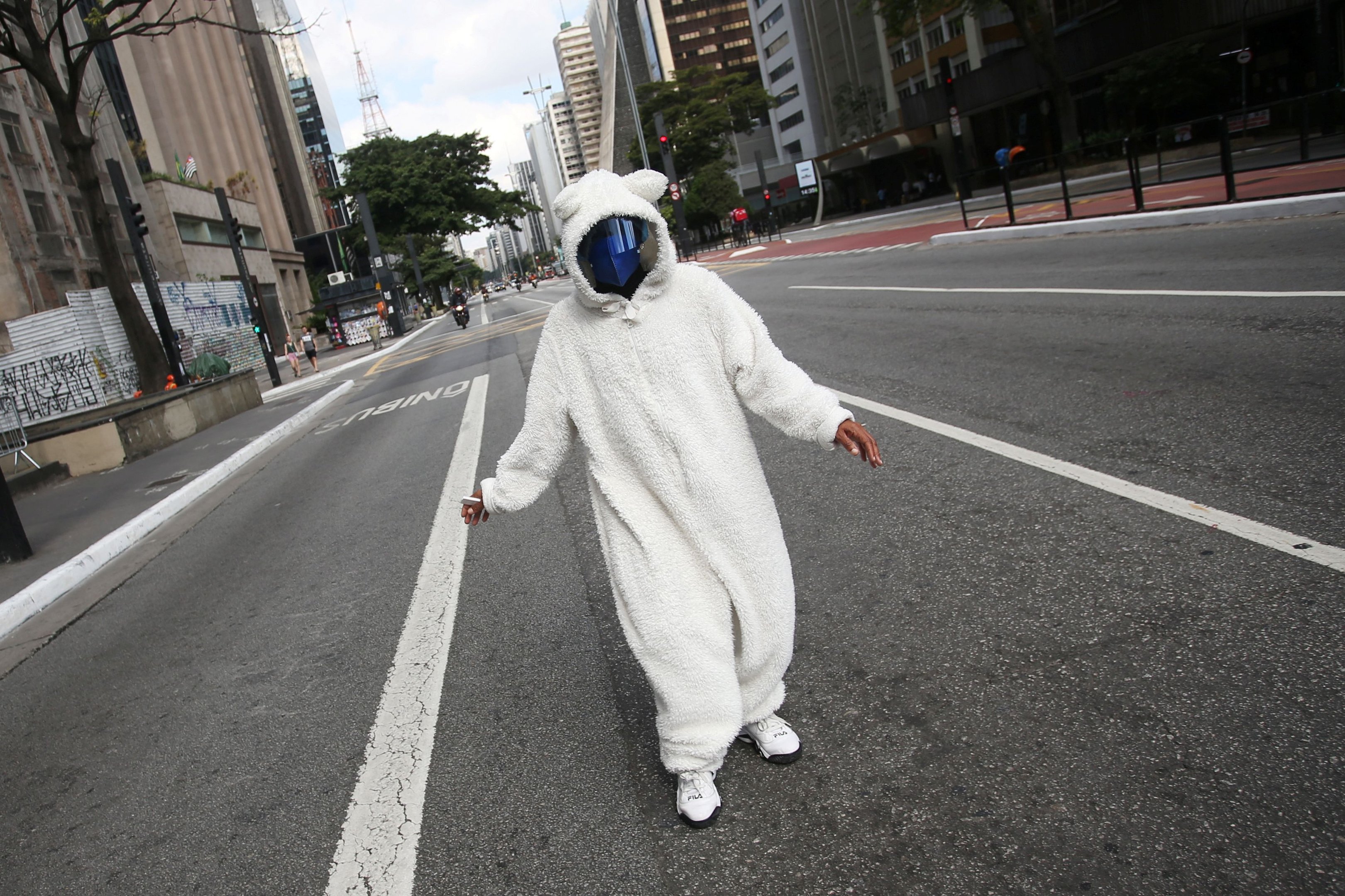 Mulher vestida de coelho e máscara anda pela Avenida Paulista, em São Paulo