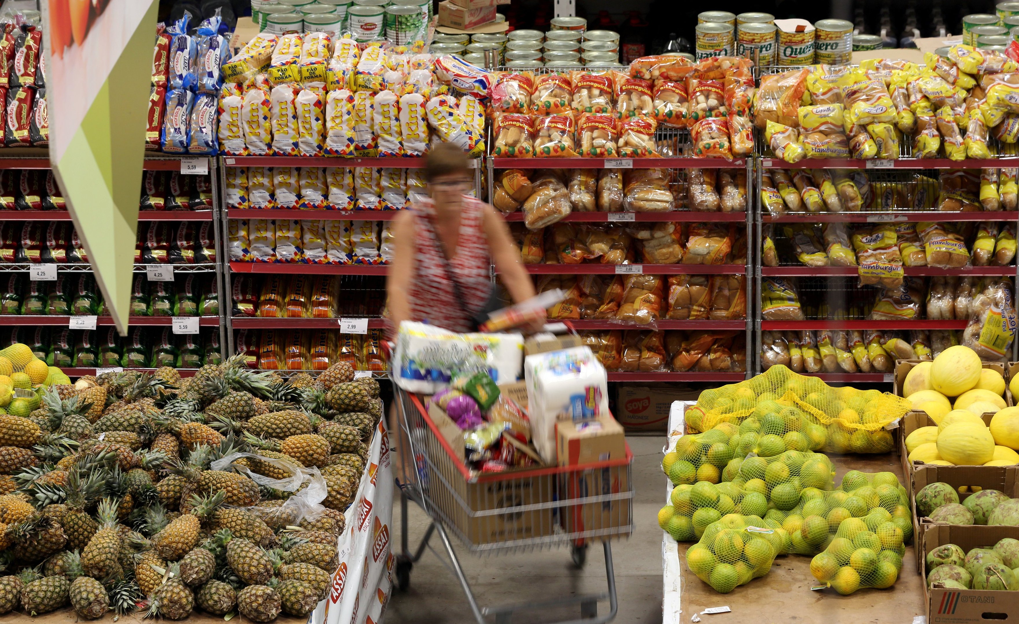 Consumidora faz compras em supermercado de São Paulo