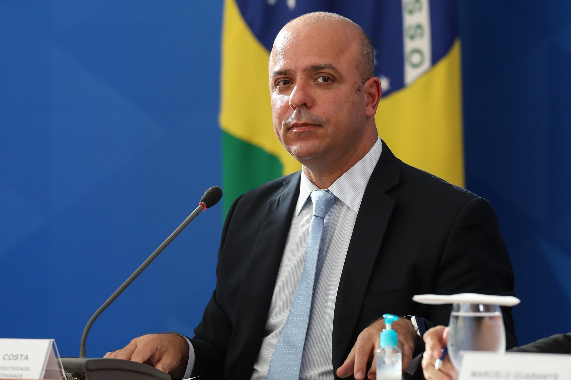 Carlos da Costa em coletiva de imprensa com representantes do Ministério da Economia. 27/04/2020
