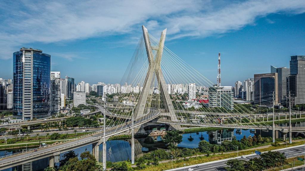 Ponte Estaiada durante quarentena de coronavírus em São Paulo