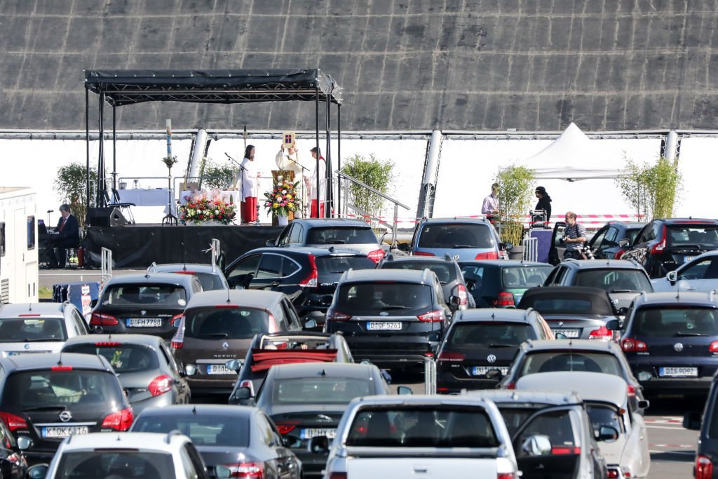 Missa com carros e palco para pastor em Düsseldorf, na Alemanha