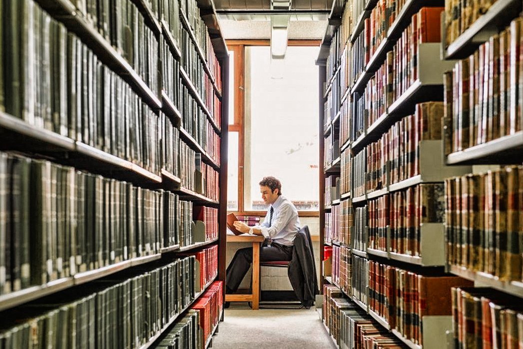 Homem estudando em biblioteca Concursos públicos Crédito: Jacobs Stock Photography Ltd/Getty Images