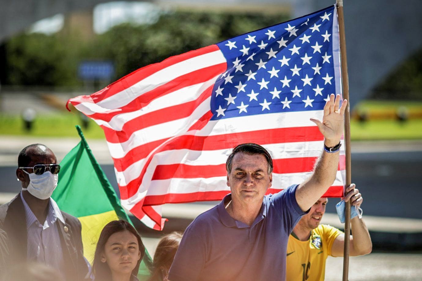 Jair Bolsonaro em protesto contra STF e Congresso, em Brasília, com a bandeira dos Estados Unidos ao fundo