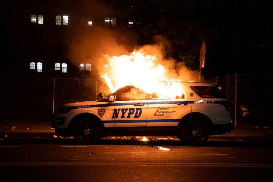 Carro da polícia de Nova York em chamas em meio a protestos em Nova York, 30 de maio. REUTERS/Jeenah Moon