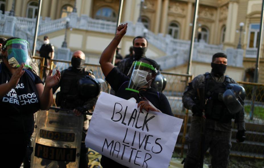 Pessoas protestam contra a violência policial durante operações em favelas contra gangues de drogas e racismo no Brasil, em frente ao Palácio da Guanabara, no Rio de Janeiro, Brasil, 31 de maio de 2020.