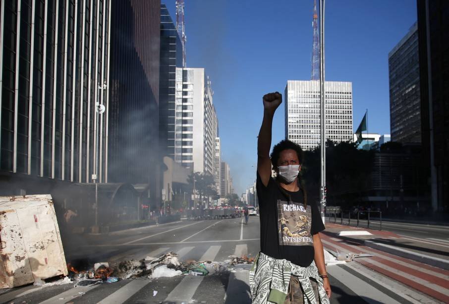 Um manifestante gesticula durante um protesto contra o presidente brasileiro Jair Bolsonaro na Avenida Paulista, em São Paulo, Brasil, 31 de maio de 2020. REUTERS / Rahel Patrasso
