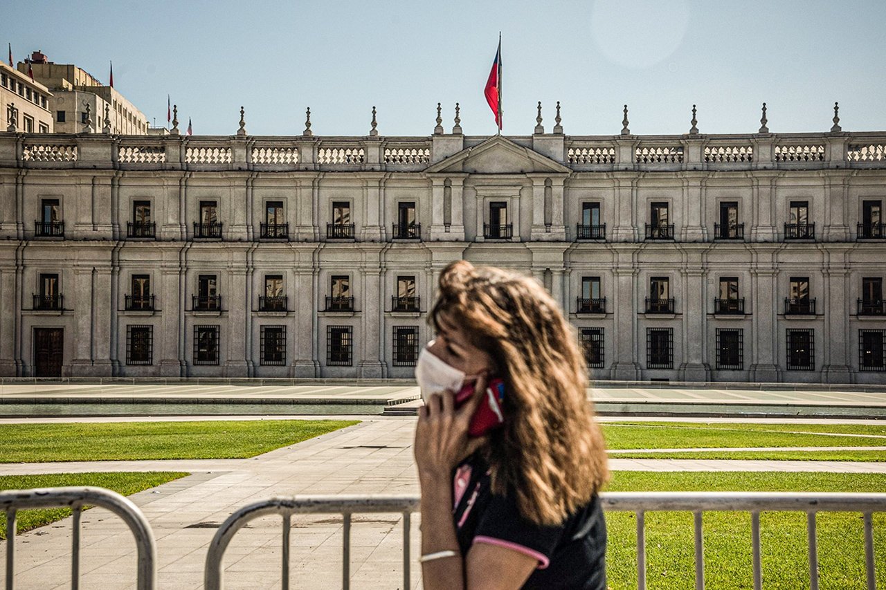Chile: pedestre passa na frente do Palacio La Moneda, Santiago, Chile. 26 de maio de 2020. Foto: Cristobal Olivares/Bloomberg
