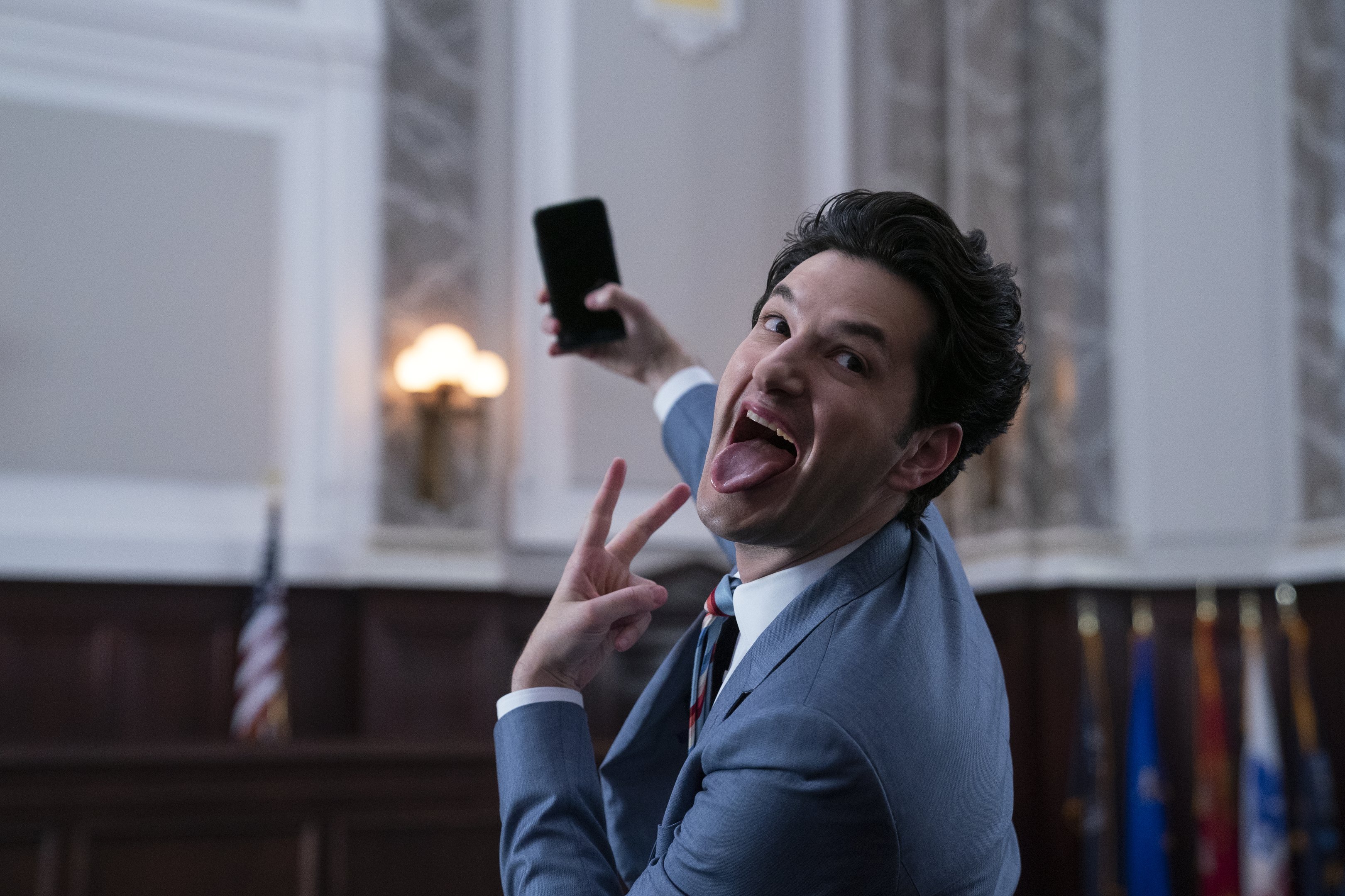 Ben Schwartz em cena de Space Force