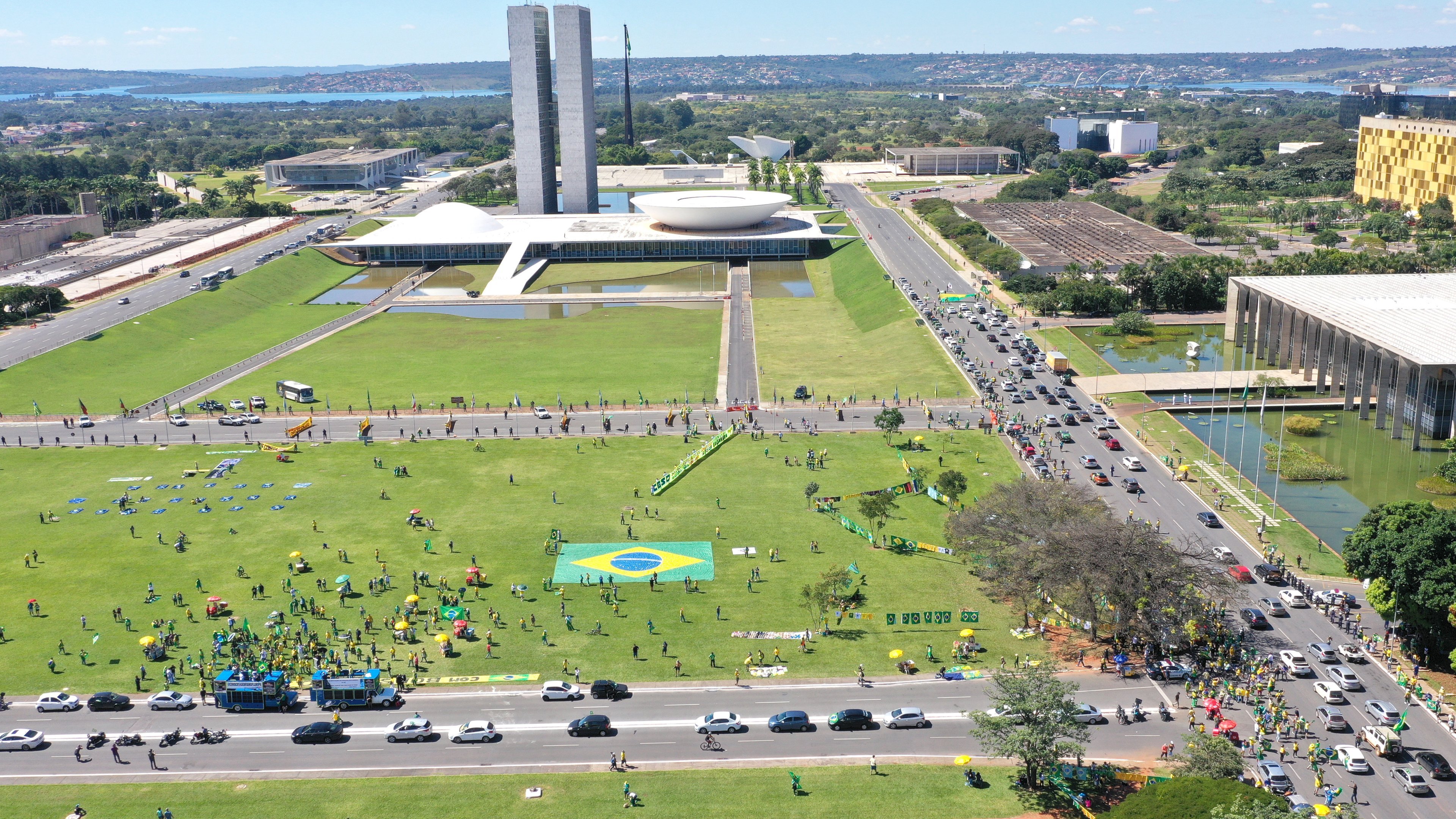 Manifestantes pró-Bolsonaro participam de carreata e ato na Esplanada dos Ministérios, 3 de maio de 2020.