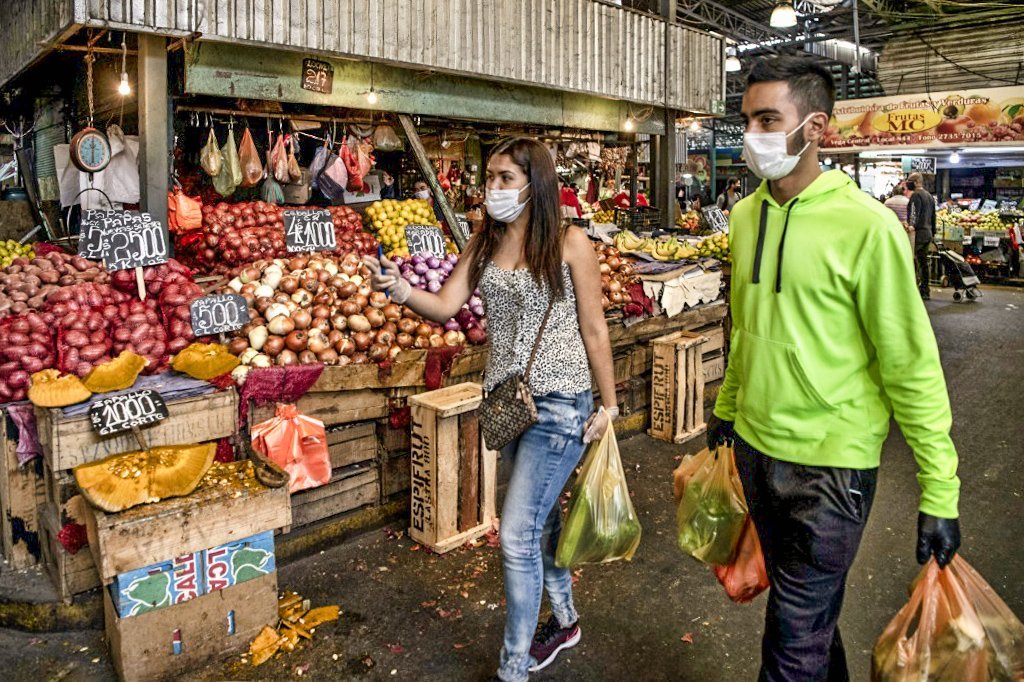 Pessoas fazem compras no mercado La Vega, na Recoleta, Santiago do Chile, 6 de maio de 2020