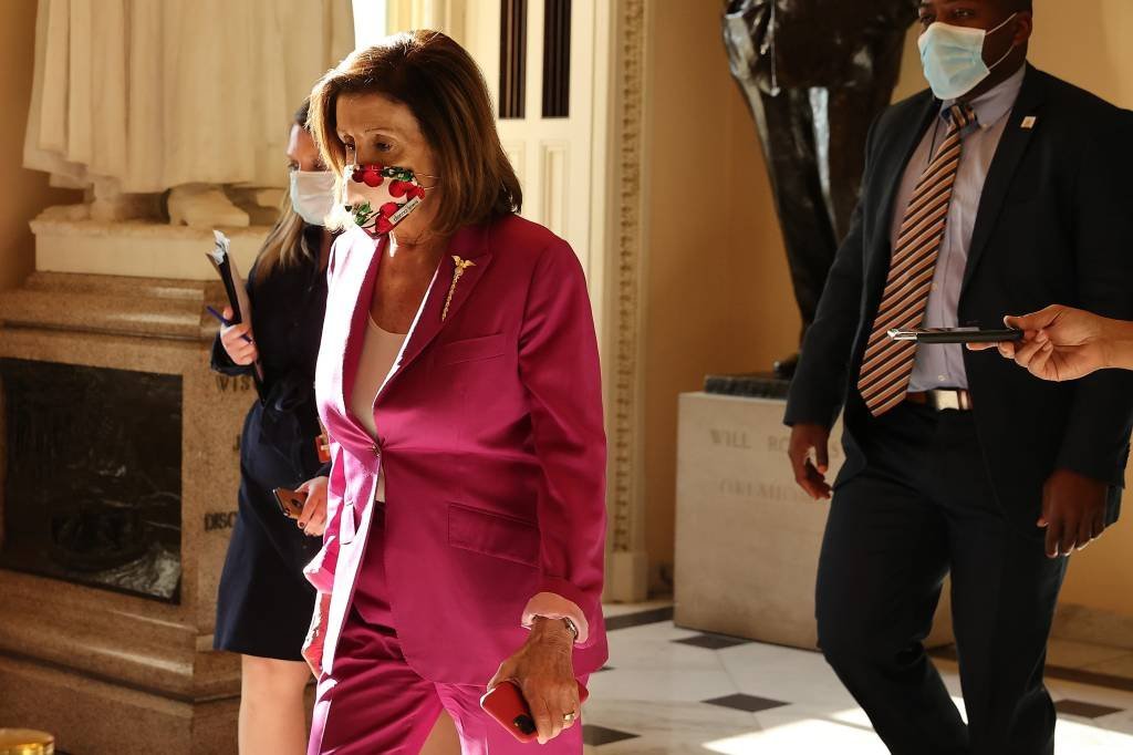 Nancy Pelosi, presidente da Câmara, caminha no Capitólio antes dos votos desta sexta-feira (15)