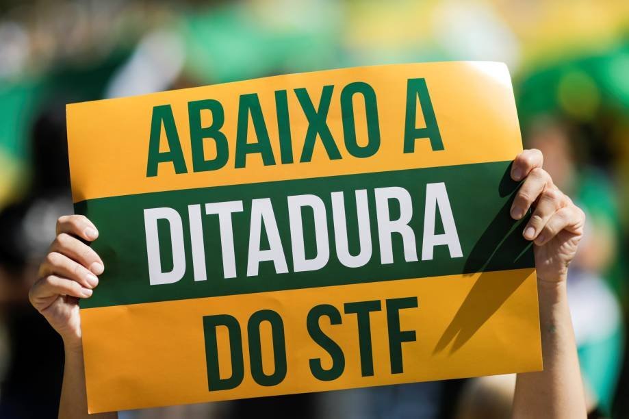 Defensor do presidente Jair Bolsonaro exibe cartaz com a inscrição "Abaixo a ditadura do Supremo Tribunal Federal" durante um protesto em Brasília, Brasil, 31 de maio de 2020. REUTERS / Ueslei Marcelino