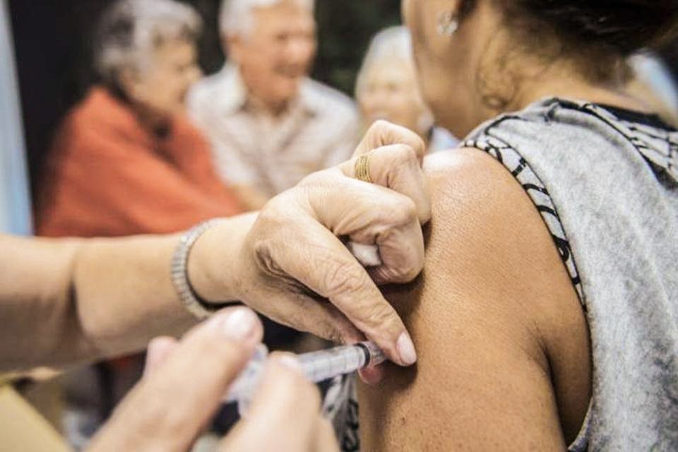 Idosos são vacinados em estação de metrô em Brasília, durante o dia D da Campanha Nacional de Vacinação contra Gripe de 2014