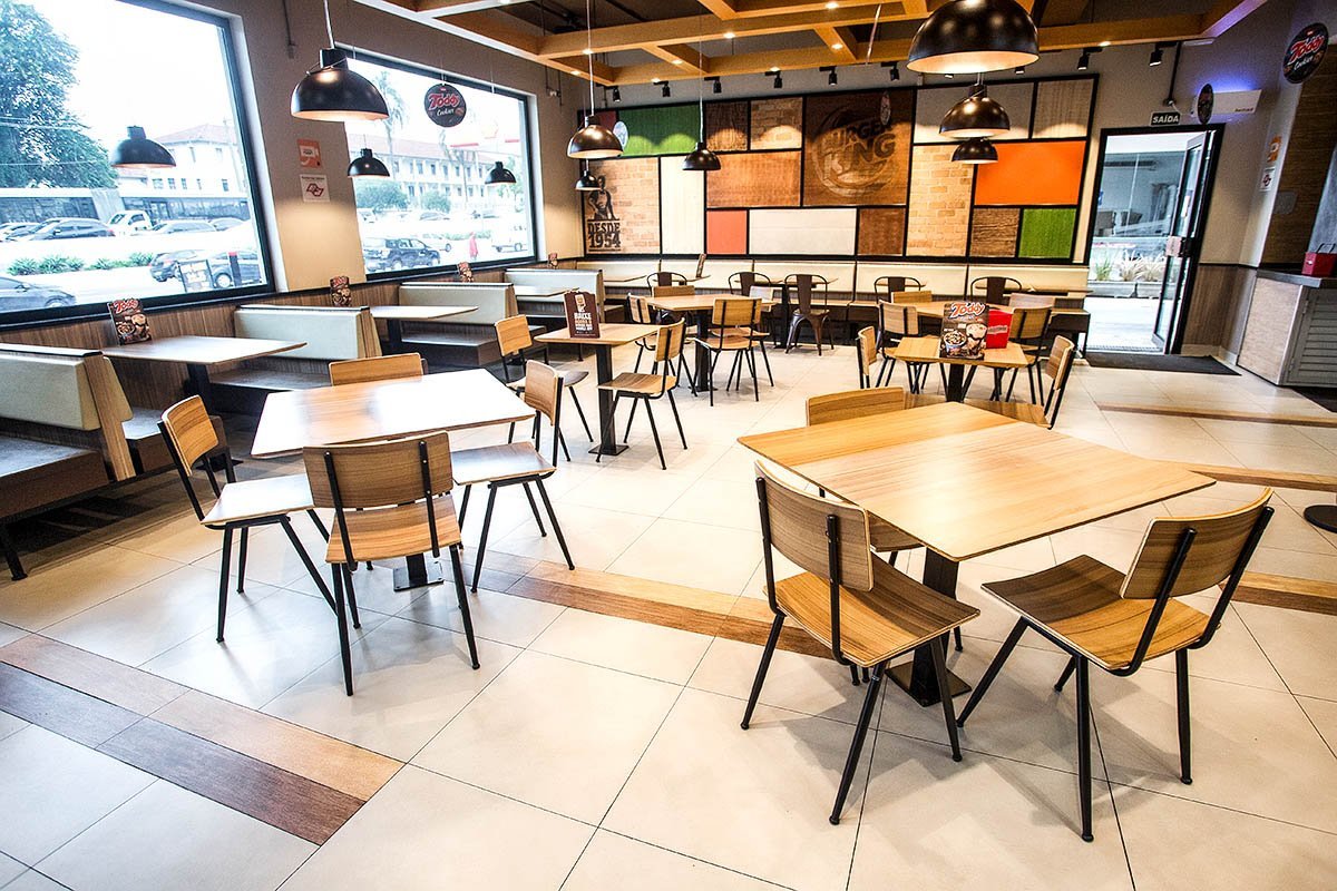 Restaurante da rede de fast food Burger King : mesas separadas pelo coronavírus