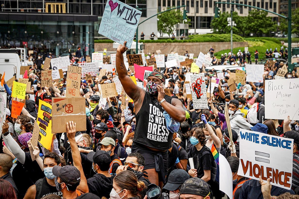 Manifestantes protestam em NY contra a morte de George Floyd, 2 de junho de 2020.