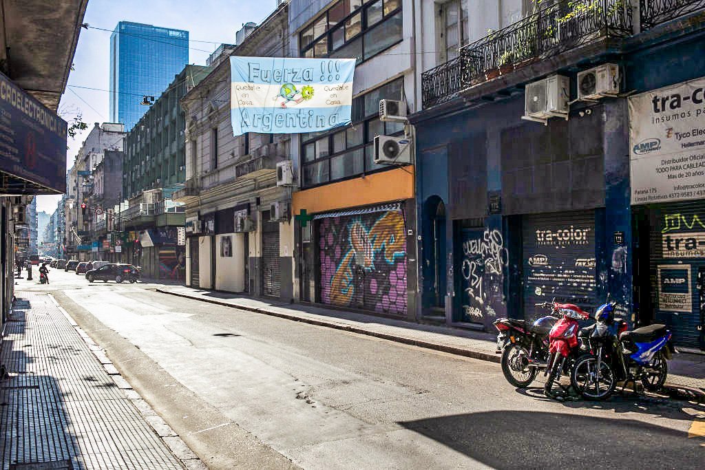 Bandeira argentina com a frase: "força, Argentina" em rua com comércio fechado em Buenos Aires. 20 de junho de 2020.
