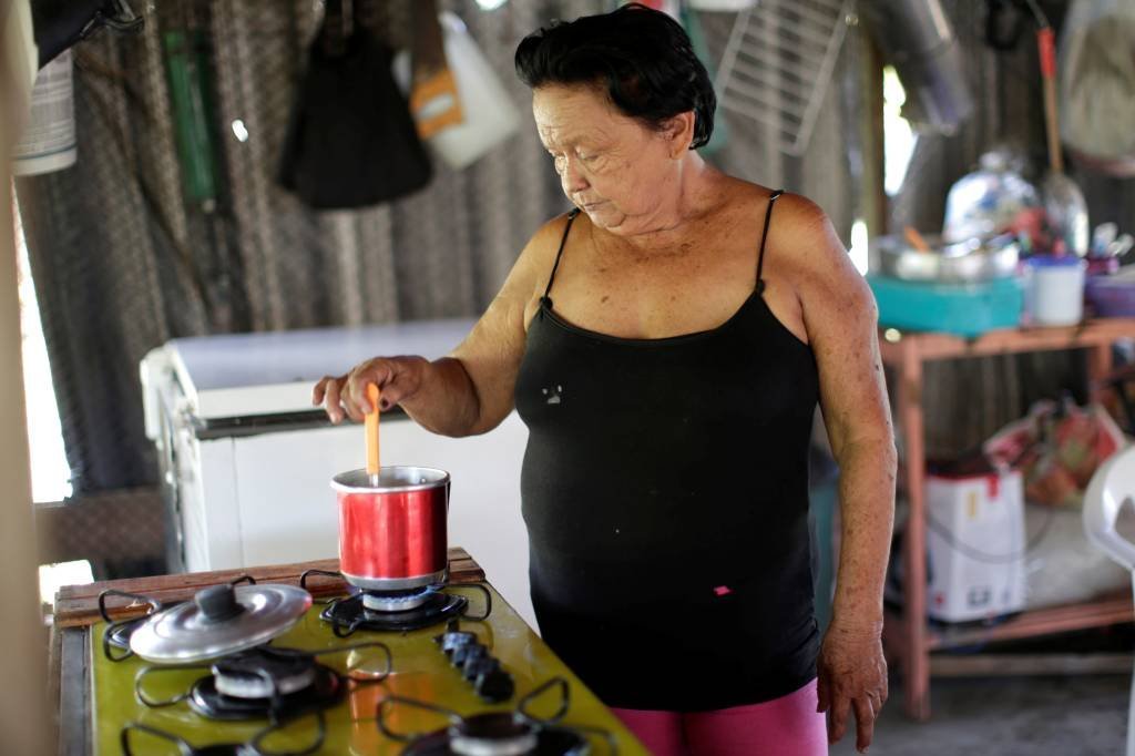 Maria de Nazará prepara chá com folha de jambú em Portel, no Pará
