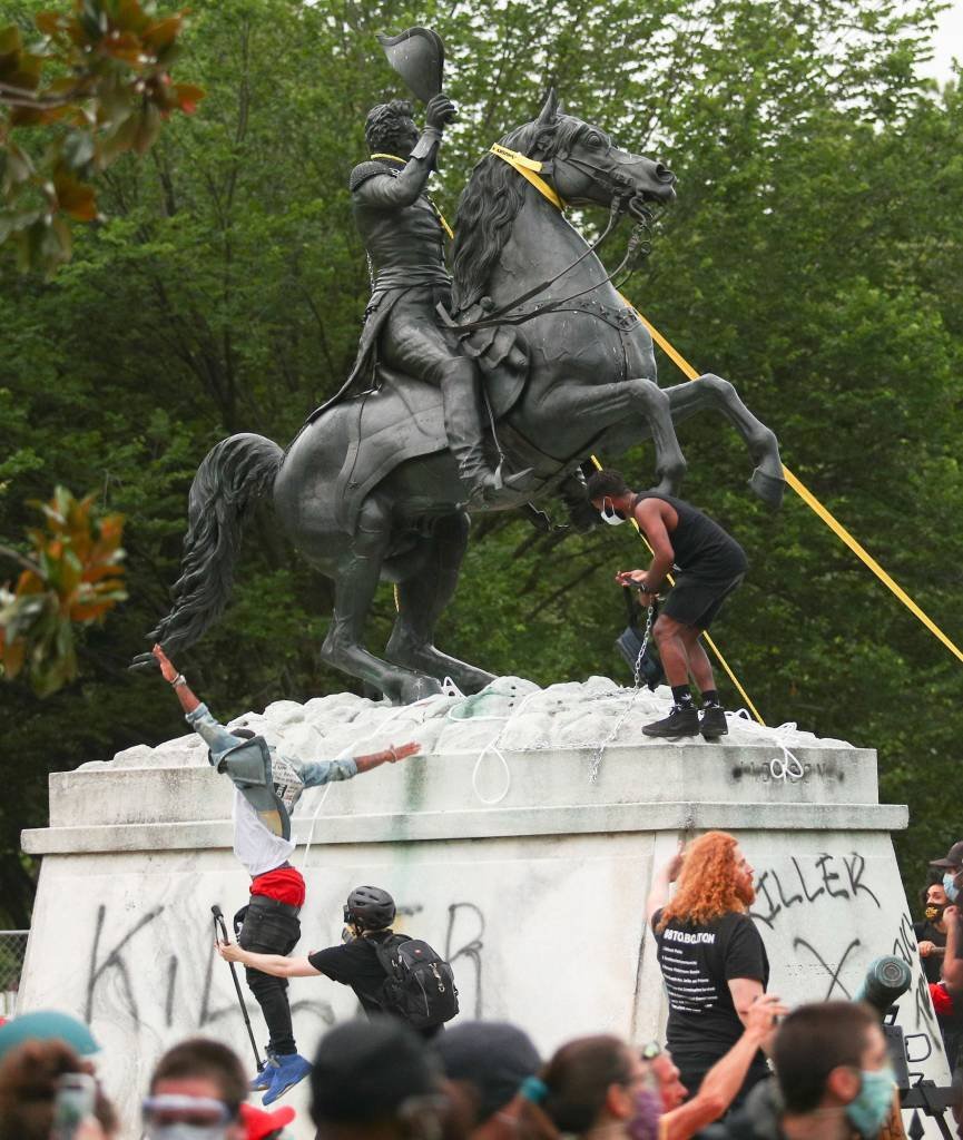 Manifestantes tentam derrubar estátua perto da Casa Branca, em Washington.