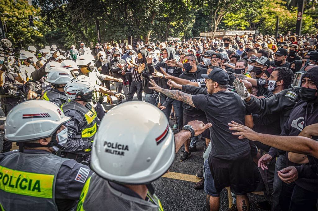 Torcedores fazem ato a favor da democracia e contra Bolsonaro, neste domingo, (31) na Av. Paulista, SP