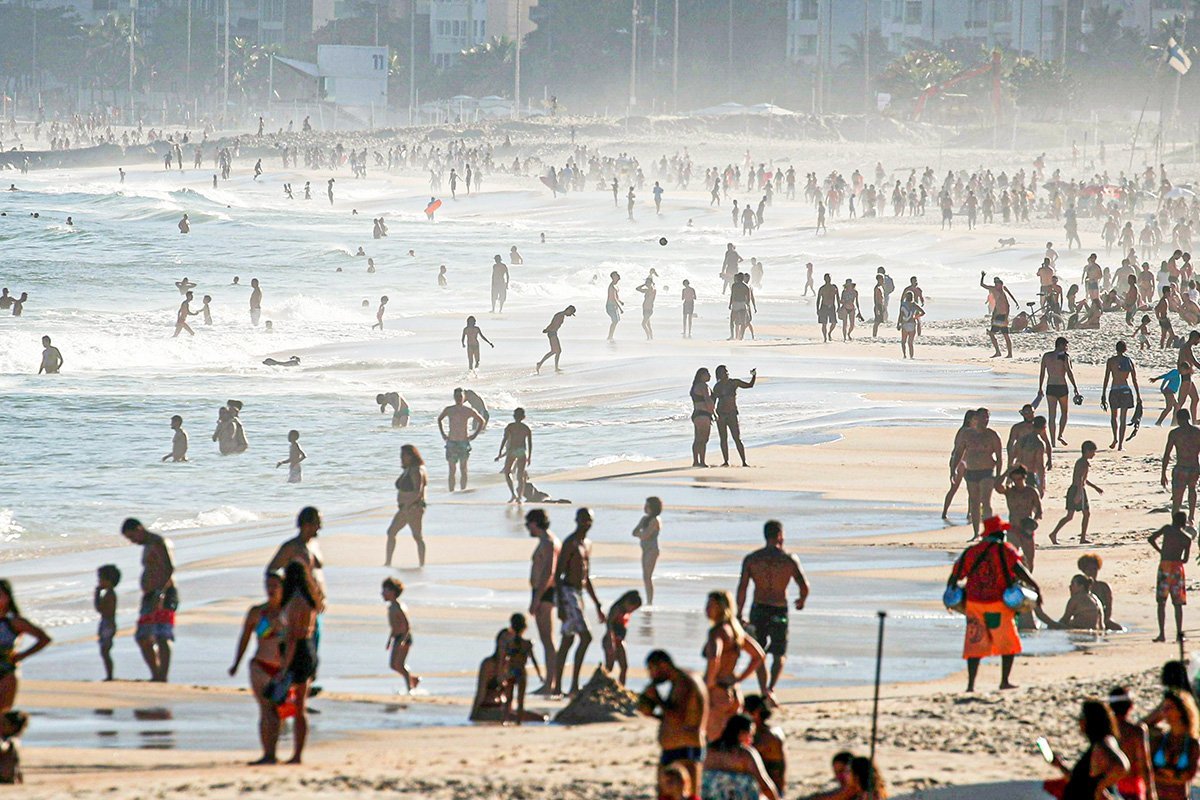 Pessoas aproveitam praia no Rio de Janeiro, apesar de proibição durante a pandemia de Covid-19 21/06/202021/06/2020 REUTERS/Ricardo Moraes
