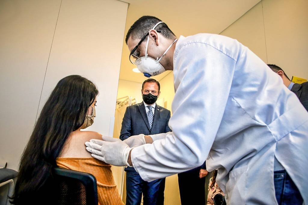 Começou no HC em São Paulo a aplicação da primeira dose dos testes da vacina contra o Coronavírus