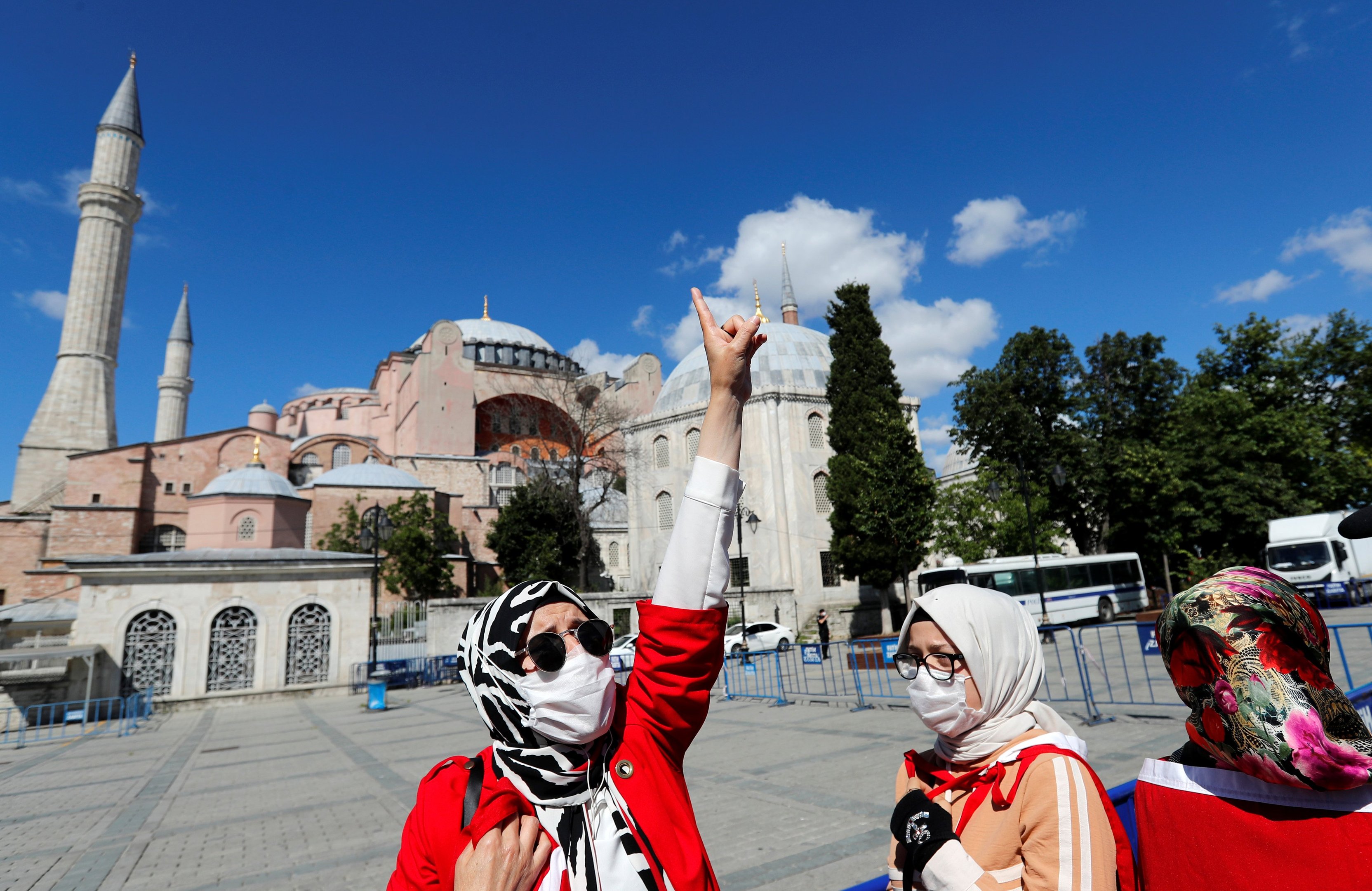 Mulheres em frente à Hagia Sophia, em Istambul