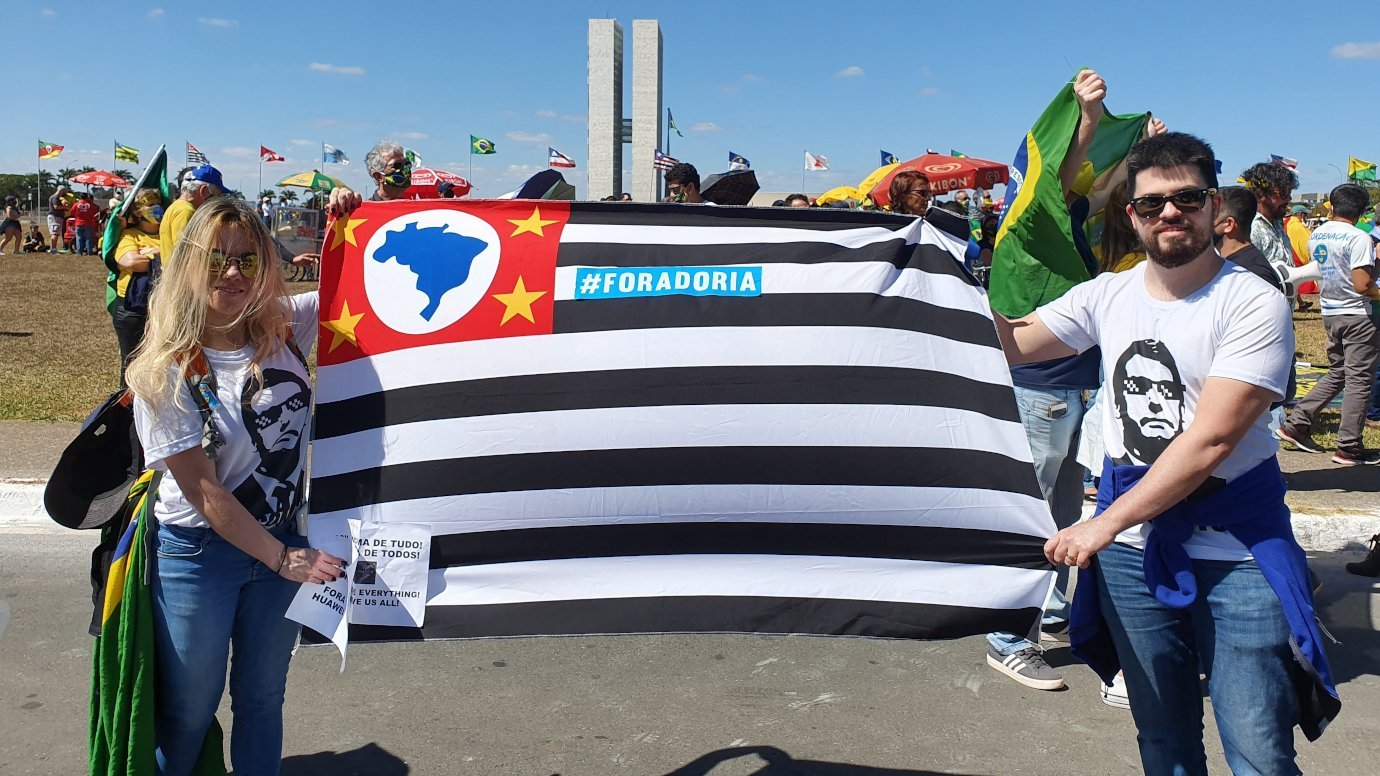 Apoiadores de Bolsonaro realizam ato em Brasília
