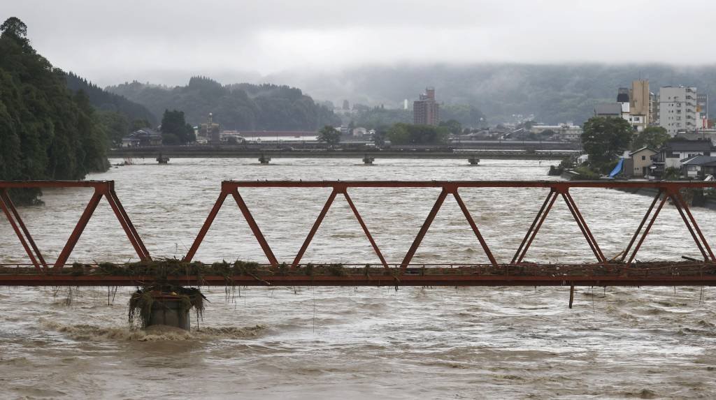 Inundações transformam ruas em rios e deixam ao menos 44 mortos no Japão