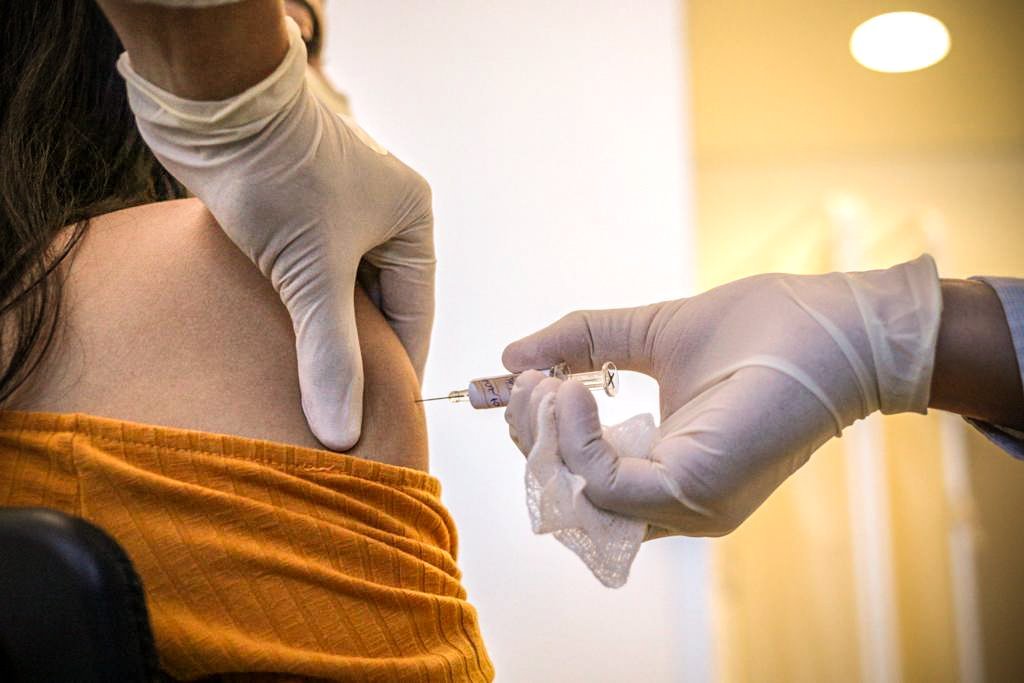 Começou no HC em São Paulo a aplicação da primeira dose dos testes da vacina contra o Coronavírus
