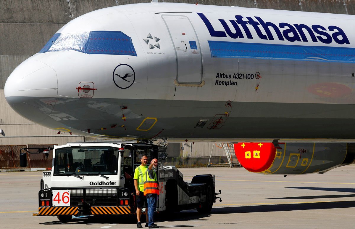 Um avião da transportadora aérea alemã Lufthansa é puxado para dentro de um hangar para um check-up técnico para garantir que os aviões mantenham seus padrões de segurança, apesar de estarem no chão por um mês devido ao surto da doença coronavírus (COVID-19) em Frankfurt, Alemanha, 30 de julho de 2020. REUTERS / Kai Pfaffenbach