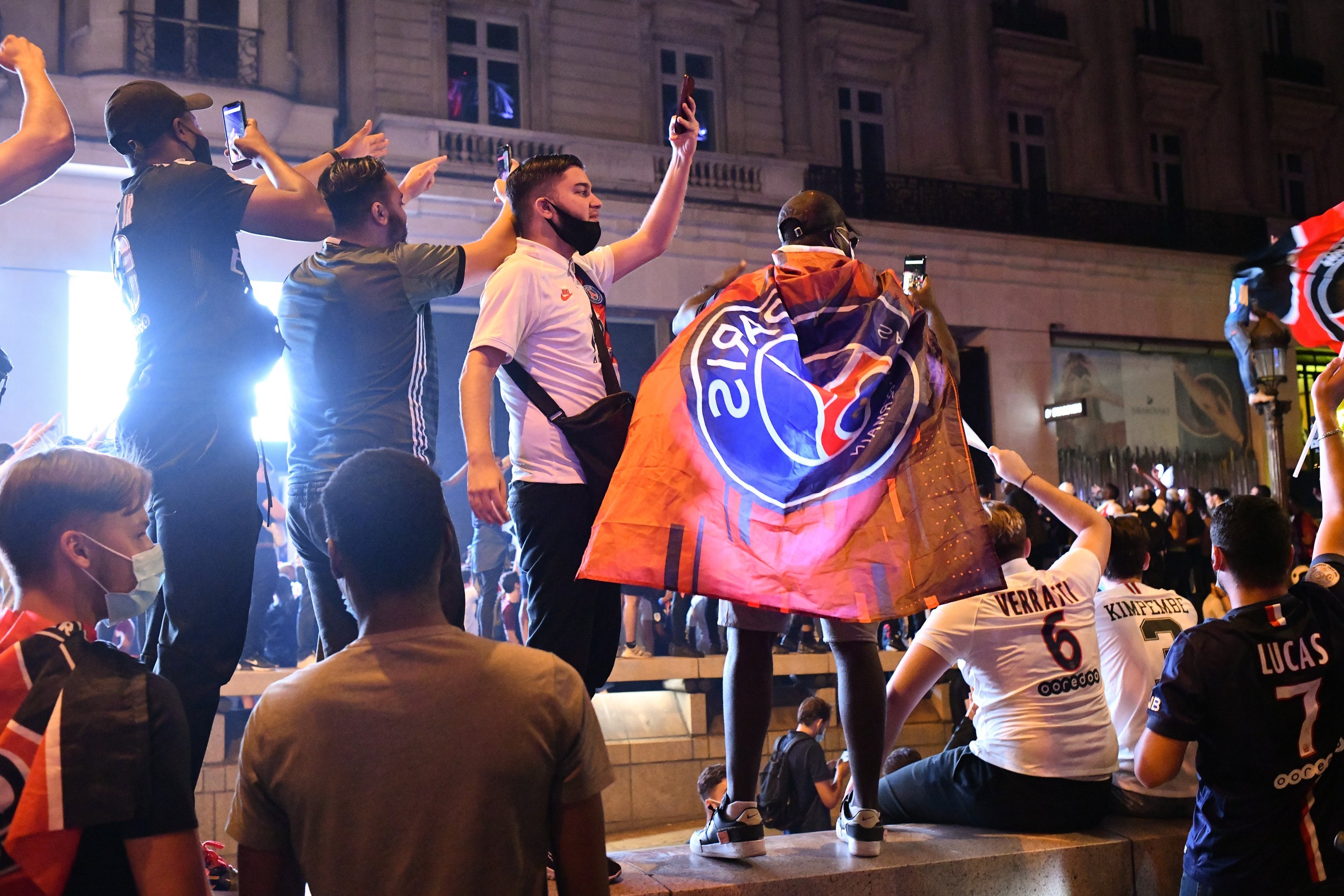 Na Champs Elysee de Paris, torcedores do PSG comemoram chegada do time à final da Liga dos Campeões 2020