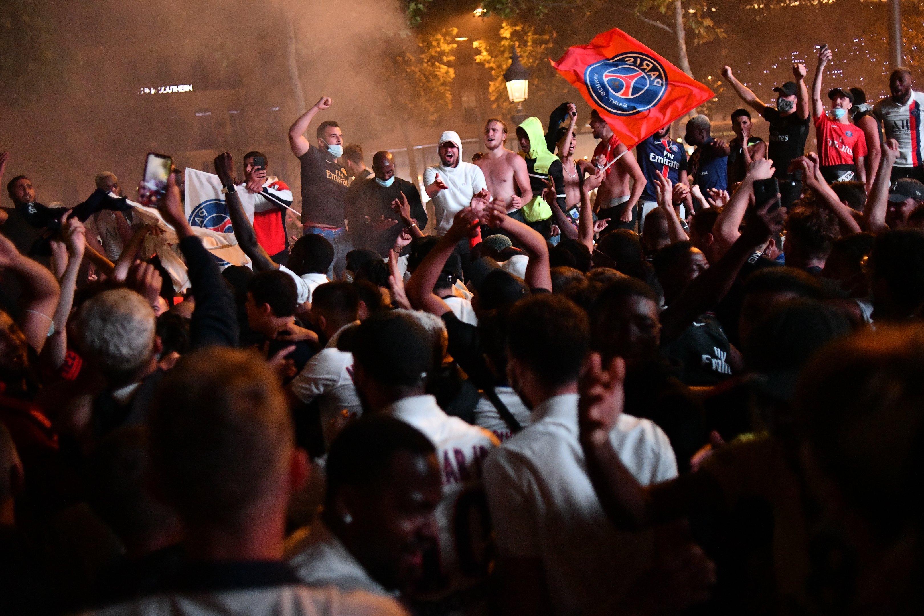 Na Champs Elysee de Paris, torcedores do PSG comemoram chegada do time à final da Liga dos Campeões 2020