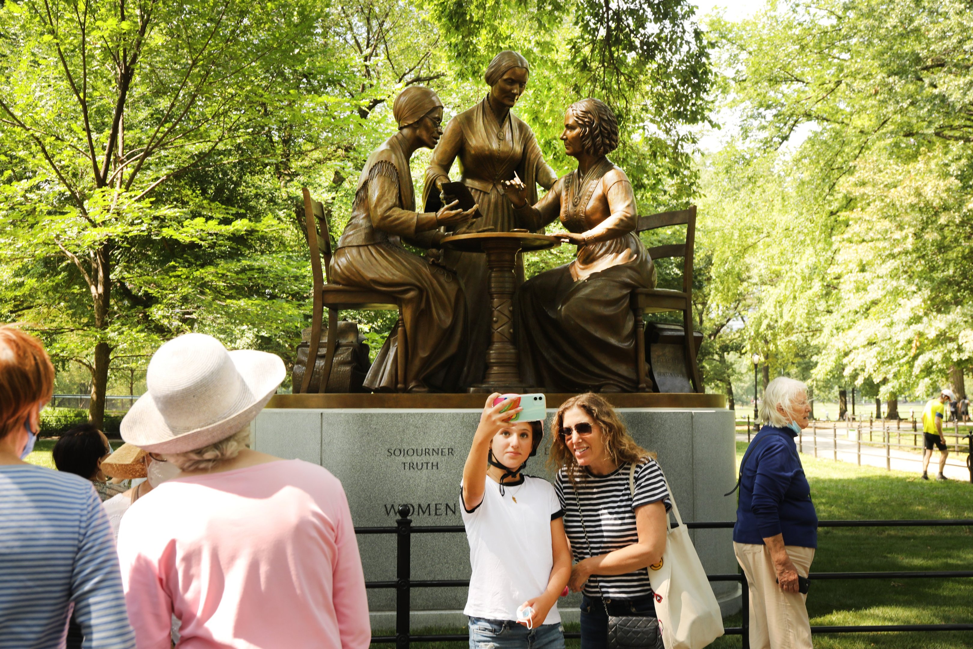 No Central Park, pessoas participaram da inauguração da estátua das mulheres Sojourner Truth, Susan B Anthony e Elizabeth Cady Stanton