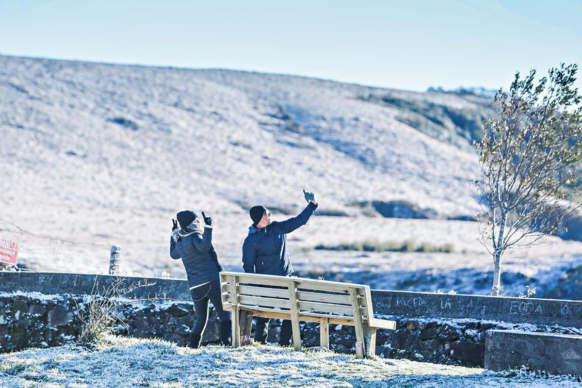 SC - CLIMA/SANTA CATARINA/NEVE - GERAL - Turistas posm para fotos em meio à paisagem coberta pela neve na região da Serra do Rio Rastro, no sul de Santa Catarina, na manhã desta sexta-feira, 21. Depois de ciclone-bomba, ventania com tempestade de areia, o Brasil recebe mais um fenômeno meteorológico marcante: uma forte massa de ar frio polar no inverno. A frente fria tem provocado chuvas, temperaturas abaixo de 0 ºC, granizo e neve, principalmente nas regiões Sul e Sudeste do País. Esta é a terceira vez que a o frio ocorre em 2020, mas a primeira com essa proporção e intensidade. De acordo com o Climatempo, "dificilmente o Brasil poderá experimentar outra onda de frio como esta ainda este ano". 21/08/2020