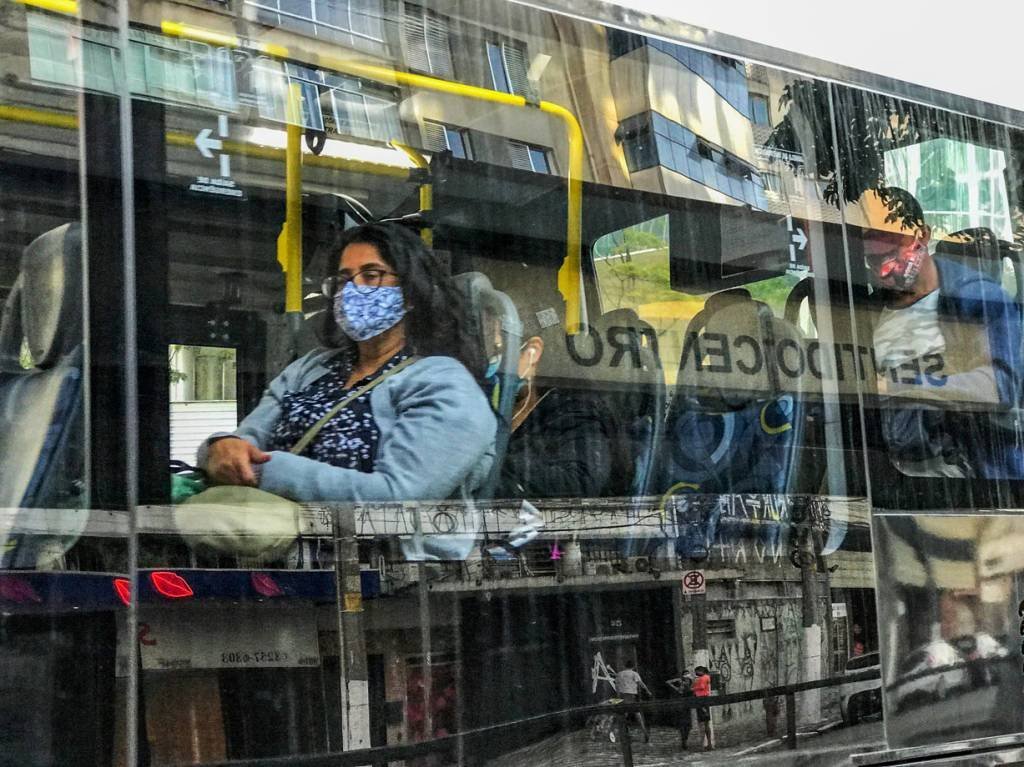 Coronavírus – Transporte público, Pontos de ônibus na região da Avenida Paulista x Consolação. São Paulo – SP. Foto: Roberto Parizotti.