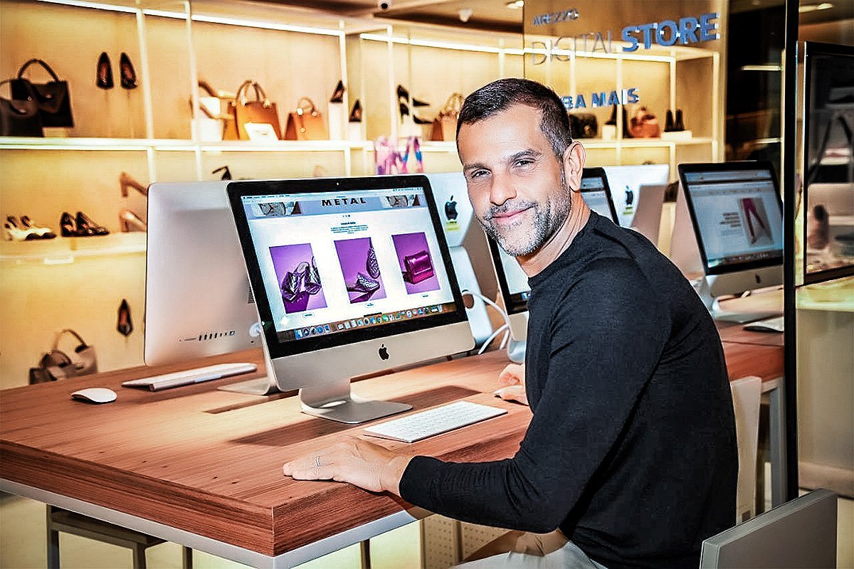 Alexandre Birman, presidente da Arezzo & Co, na nova loja digital da empresa
