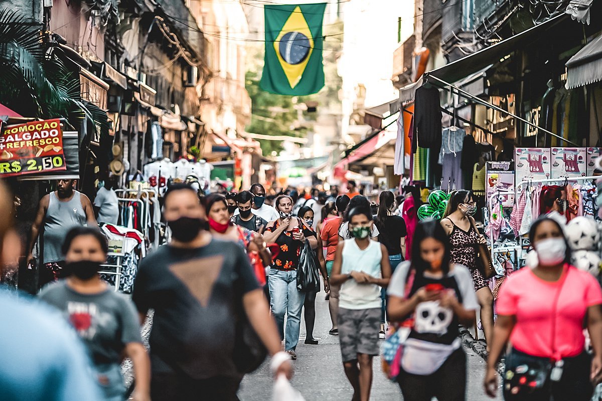População do Brasil passa de 211,7 milhões de habitantes, diz IBGE | Exame