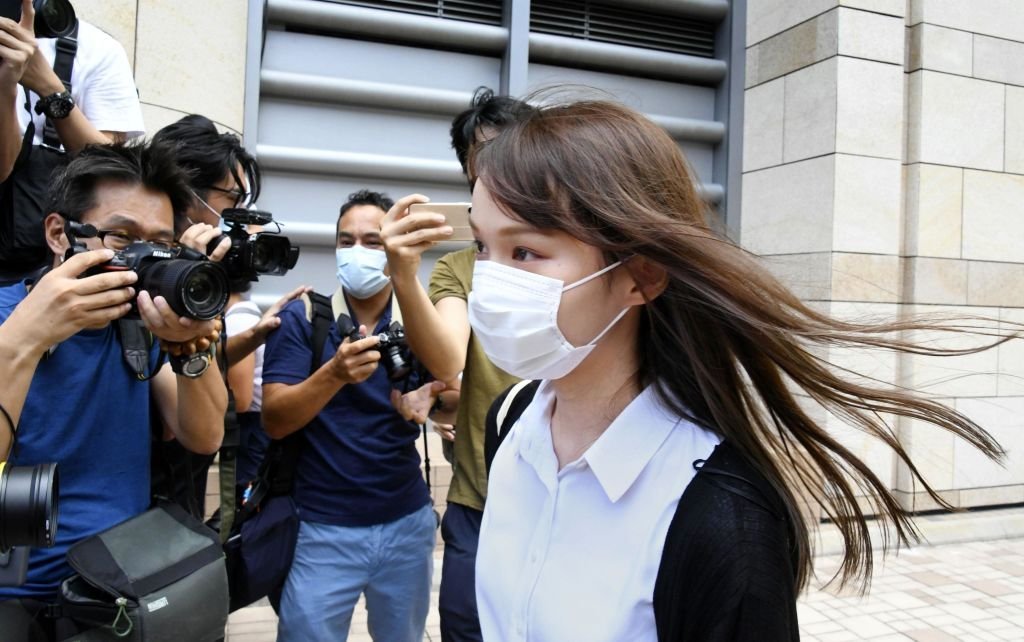 Agnes Chow indo ao tribunal na semana passada: depois, ela seria presa nesta segunda-feira, 10, por acusações de coalizão com forças internacionais