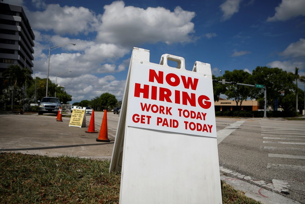 Placa de anúncio de vagas na Flórida: maior preocupação para a volta do emprego nos EUA é a segunda onda do coronavírus em alguns estados