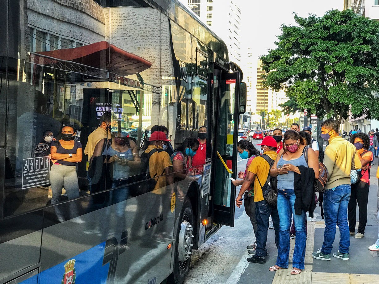 Coronavírus – Transporte público, Pontos de ônibus na região da Avenida Paulista x Consolação. São Paulo – SP. Foto: Roberto Parizotti.