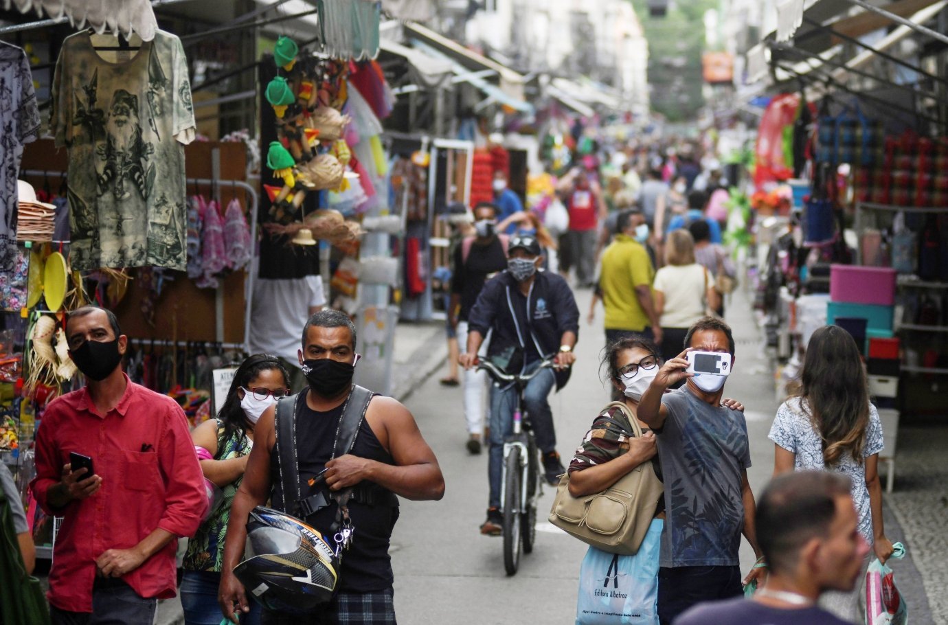 Pessoas em tradicional rua de comércio popular no centro do Rio de Janeiro