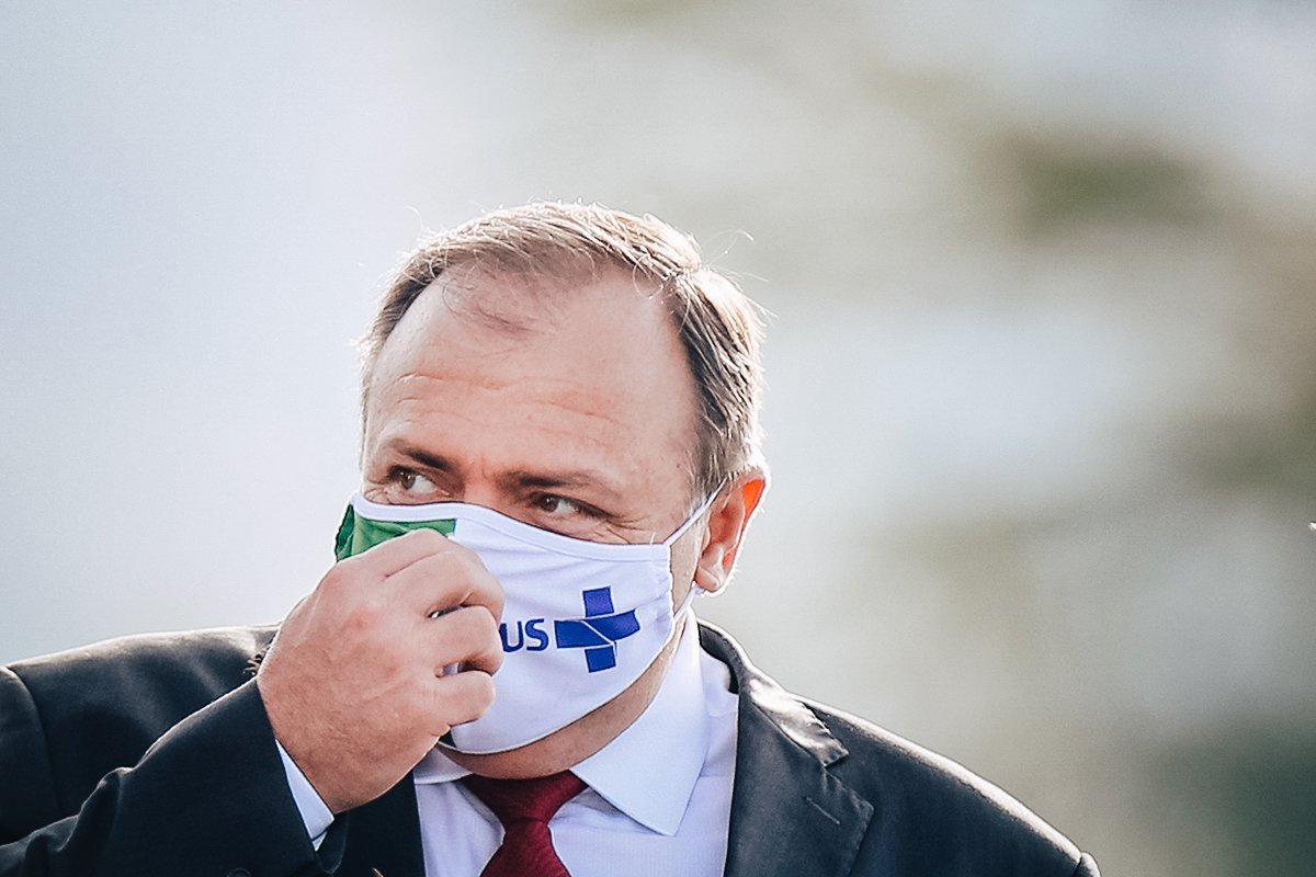 Pazuello desconfia da vacina russa e aponta outra como mais promissora