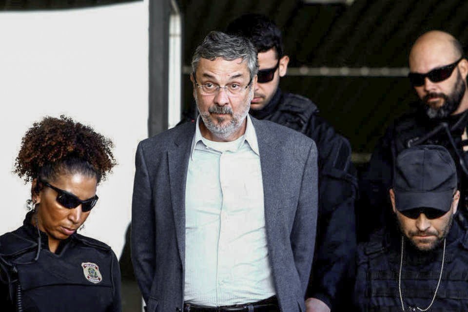 Antonio Palocci sendo preso pela Polícia Federal