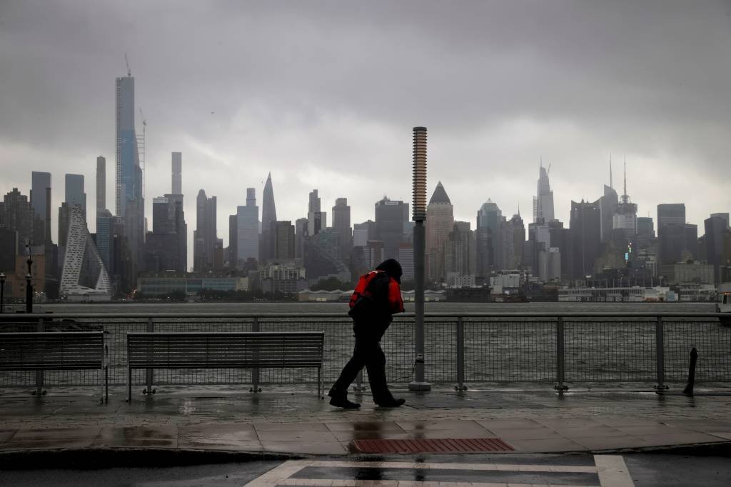 Tempestade Isaías avança pela costa leste dos EUA e atinge Nova York