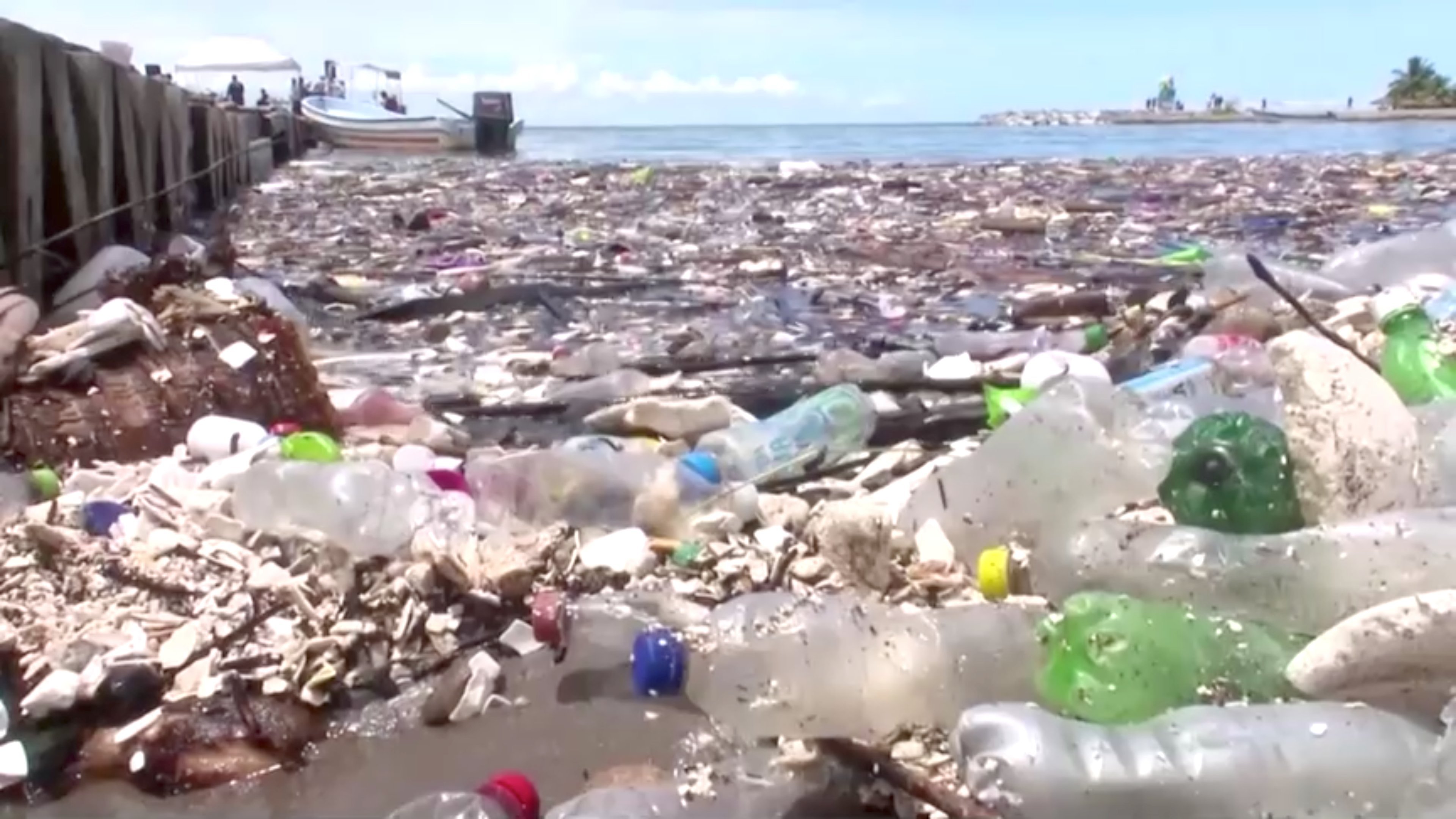 Uma imensa onda de lixo atingiu o litoral de Omoa, no norte de Honduras, criando cenas de terror, com límpidas praias tropicais arruinadas por pilhas de sujeira.