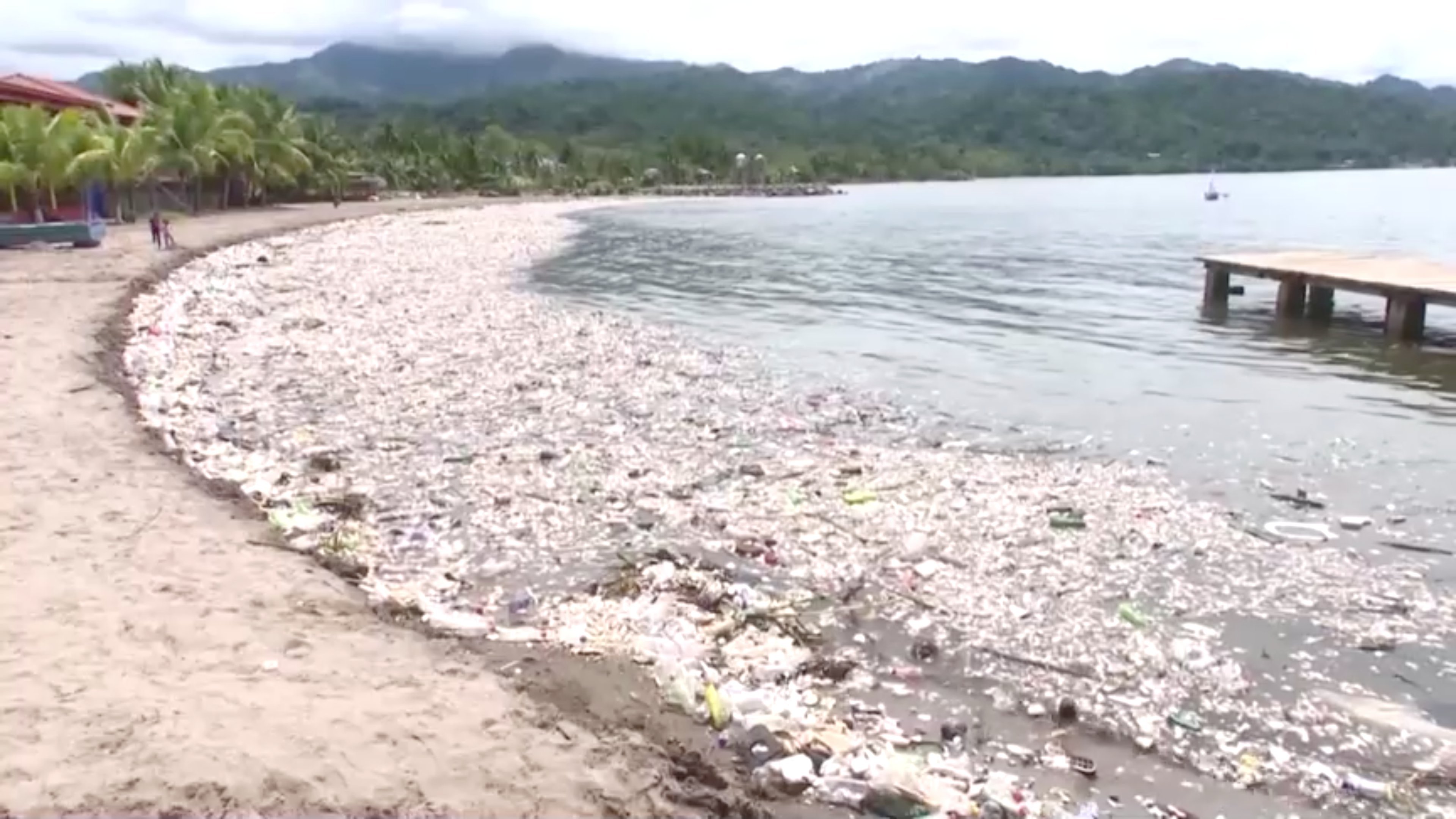 Uma imensa onda de lixo atingiu o litoral de Omoa, no norte de Honduras, criando cenas de terror, com límpidas praias tropicais arruinadas por pilhas de sujeira.