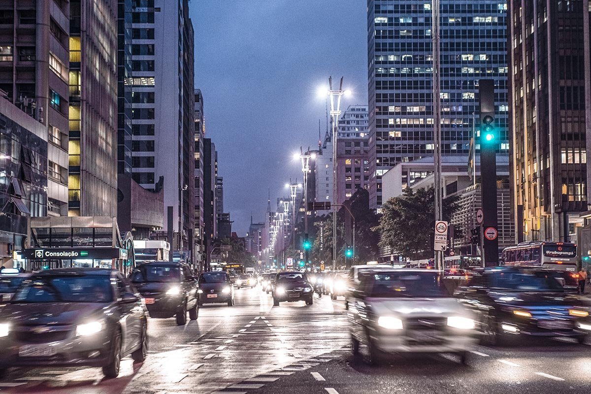 Av Paulista; iluminação urbana; noturno; trânsito