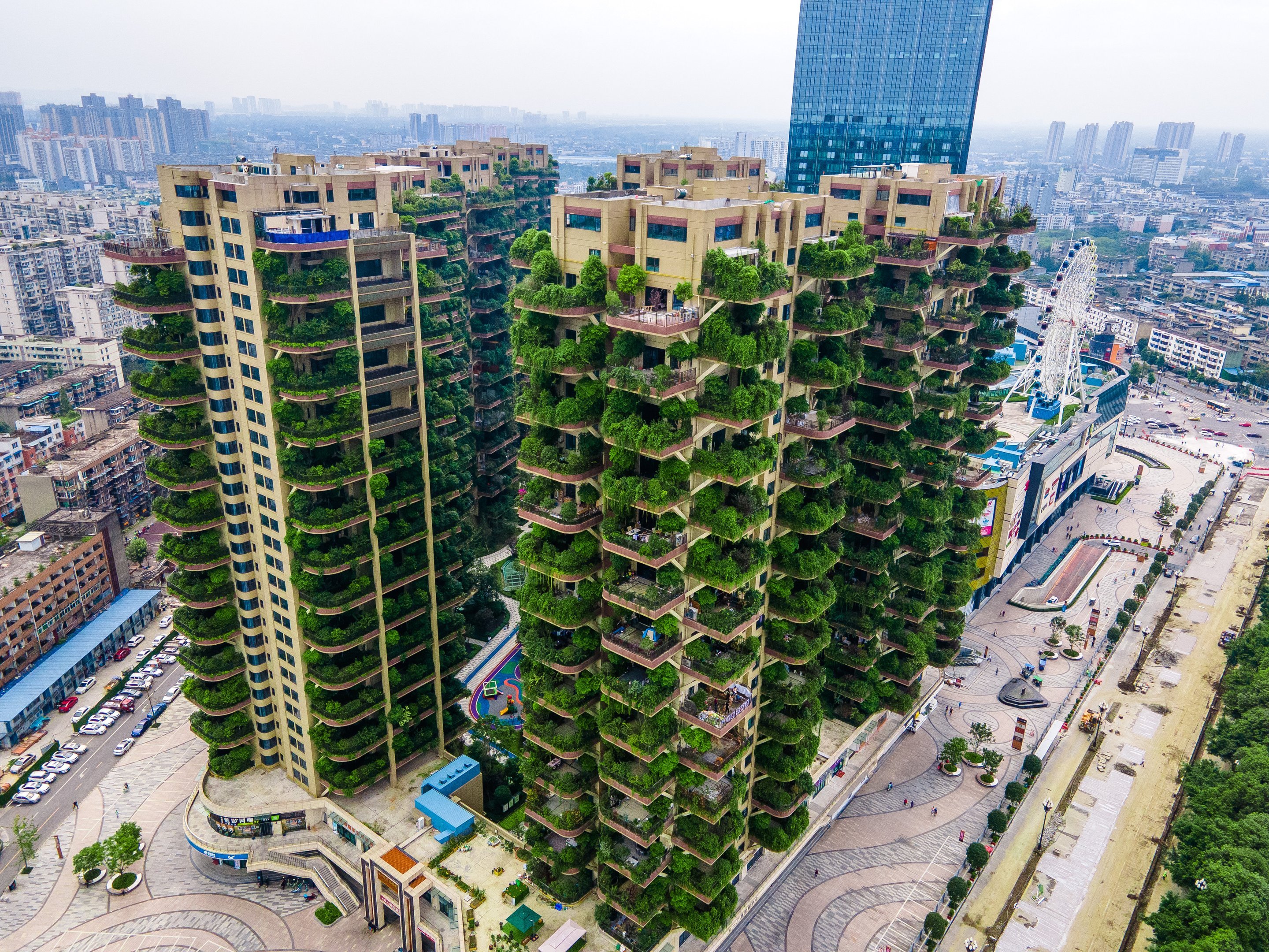 Apartamentos com varandas cobertas por plantas em conjunto residencial em Chengdu, província de Sichuan, no sudoeste da China