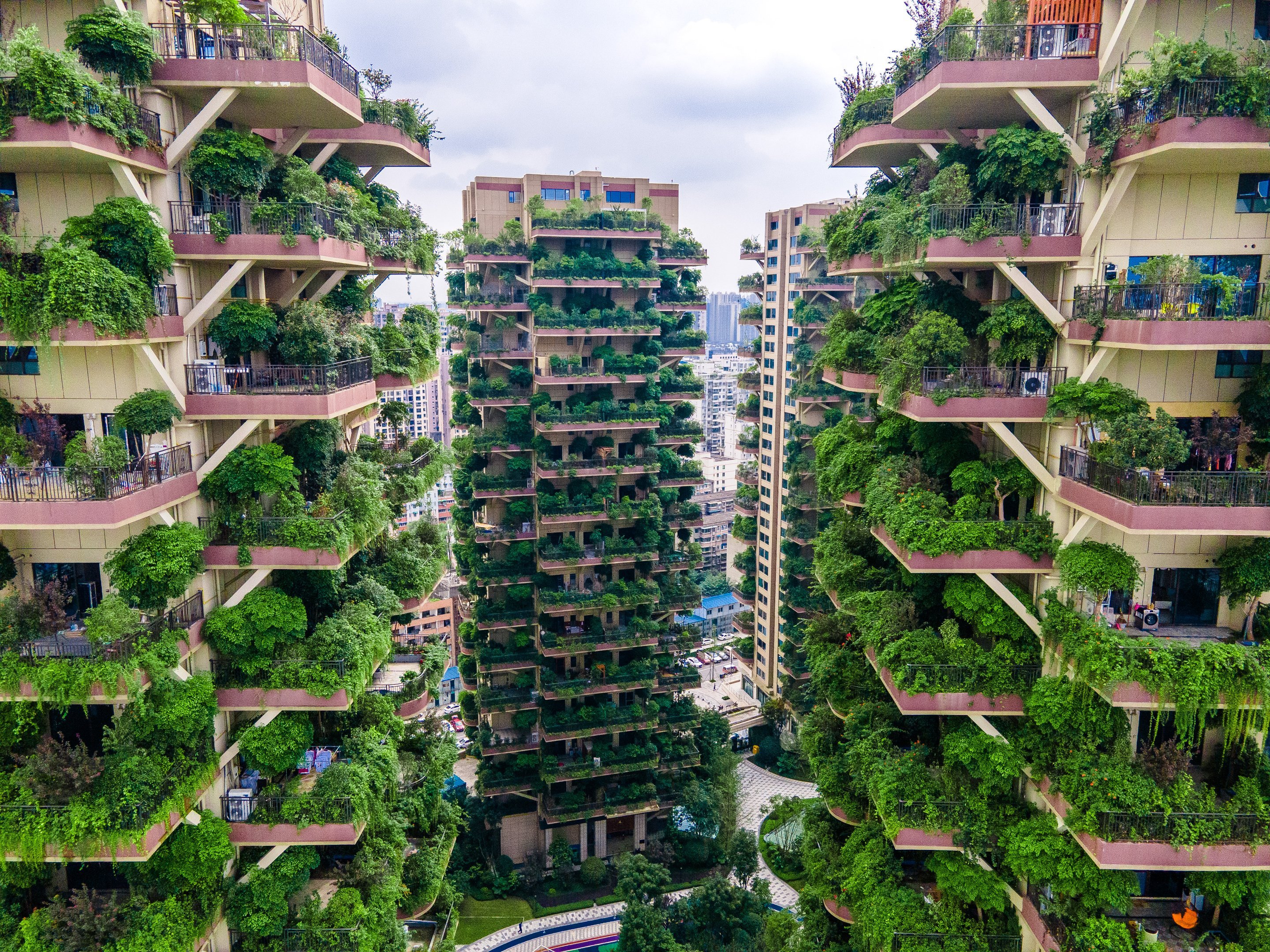 Apartamentos com varandas cobertas por plantas em conjunto residencial em Chengdu, província de Sichuan, no sudoeste da China